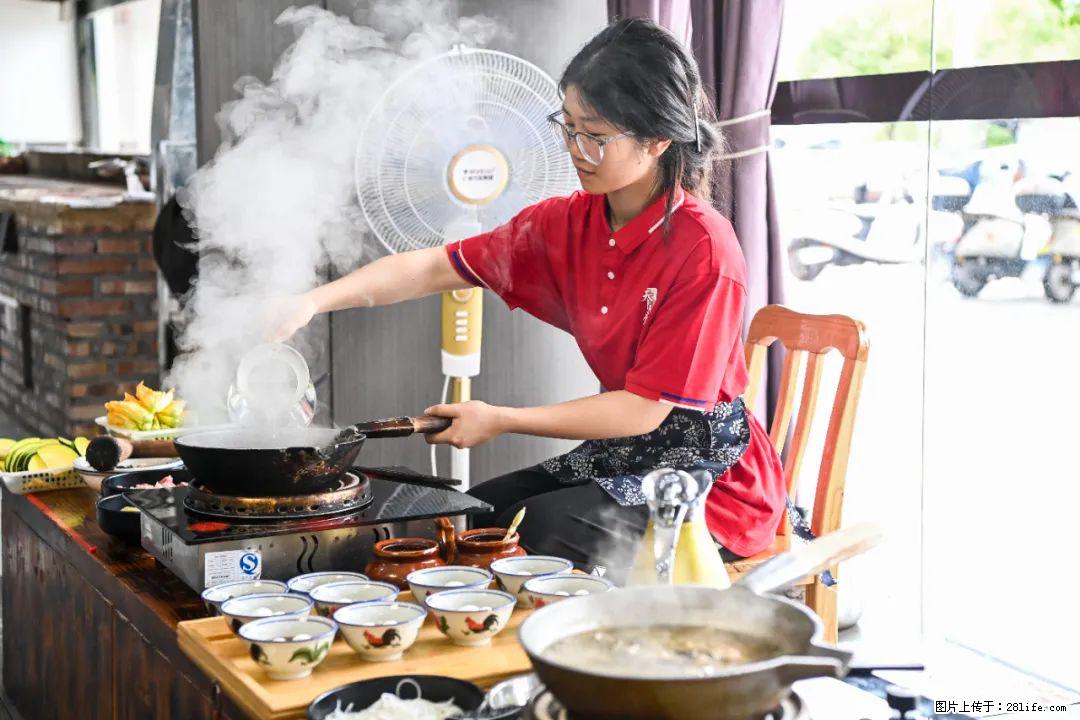 全网追的“扁担女孩”，找了一份暑假工，时薪12元 - 阿拉善盟生活资讯 - 阿拉善盟28生活网 alsm.28life.net